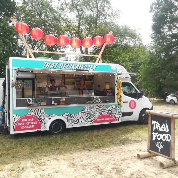 Der Galanga-Foodtruck mit roten Lampions auf einem Festival