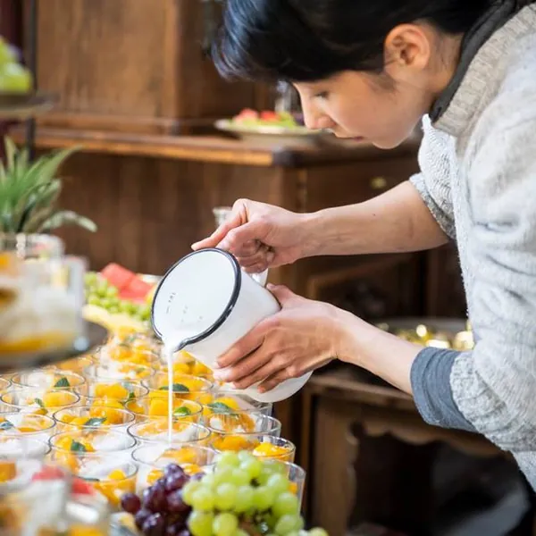 Pat richtet Sticky Rice mit Mango beim Hochzeitscatering an