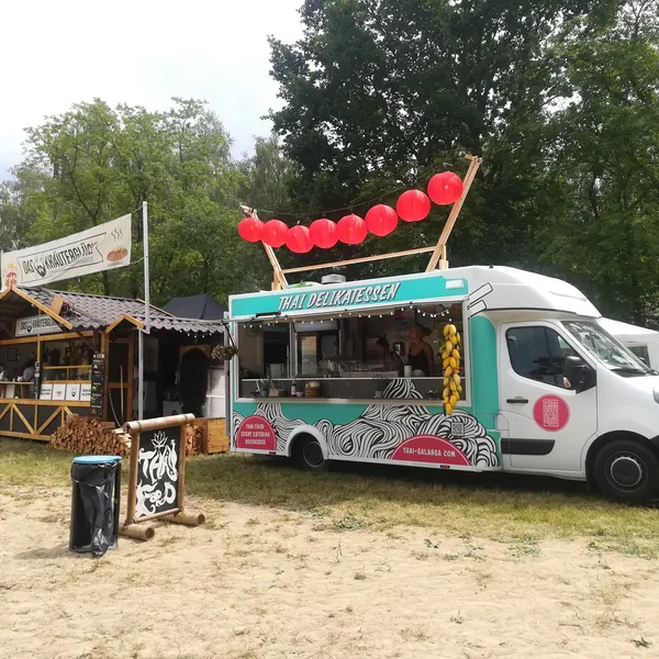 Der Foodtruck mit roten Lampions auf einem Festivalgelände