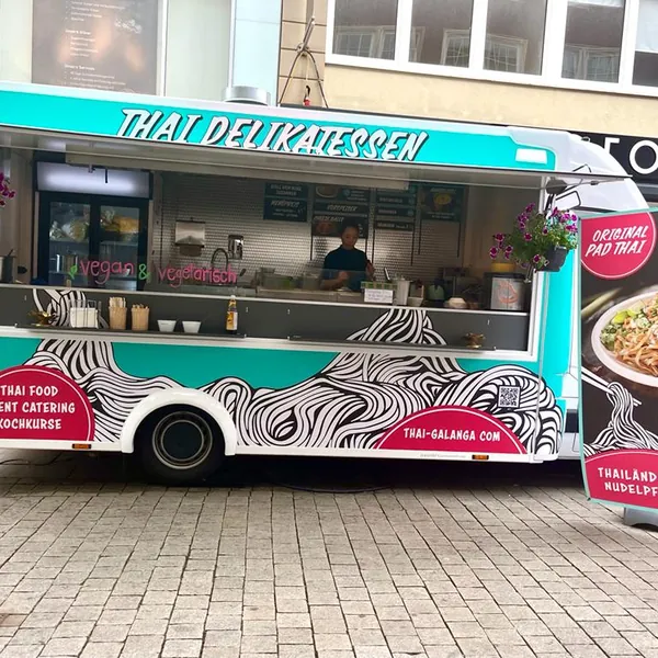 Der Galanga-Foodtruck „Thai Delikatessen“ in der Stadt