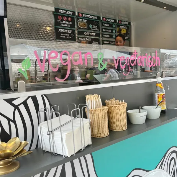 Theke mit veganem und vegetarischem Angebot am Foodtruck